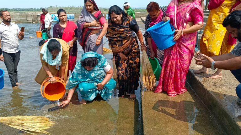 पीएचई मंत्री संपतिया उइके ने रपटाघाट में किया श्रमदान