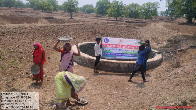 मुकासखुर्द में सार्वजनिक पेयजल कूप मरम्मत कार्य (मण्‍डला समाचार)