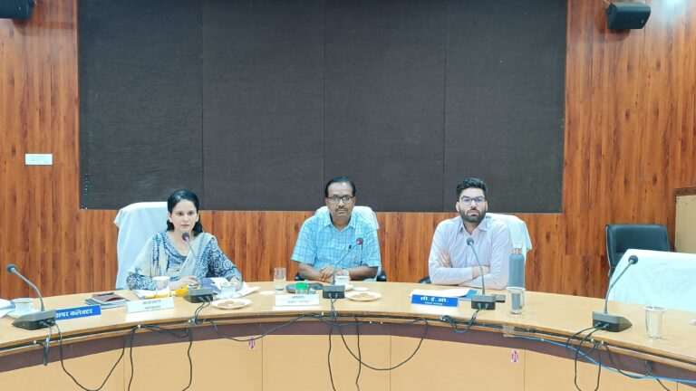 योजनाओं का प्रभावी क्रियान्वयन करते हुए लक्ष्य की पूर्ति सुनिश्चित करें – श्री वर्मा
