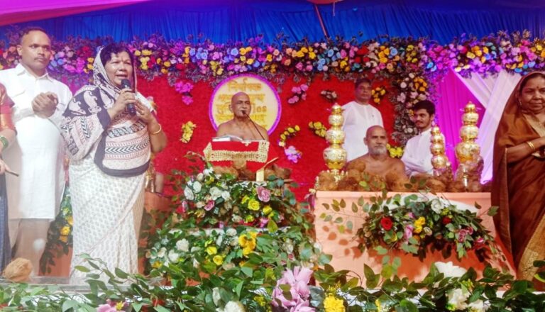 मंत्री श्रीमती संपतिया उइके ने जैन मुनियों से प्रदेश की जनता की सुख समृद्धि के लिए आशीर्वाद मांगा