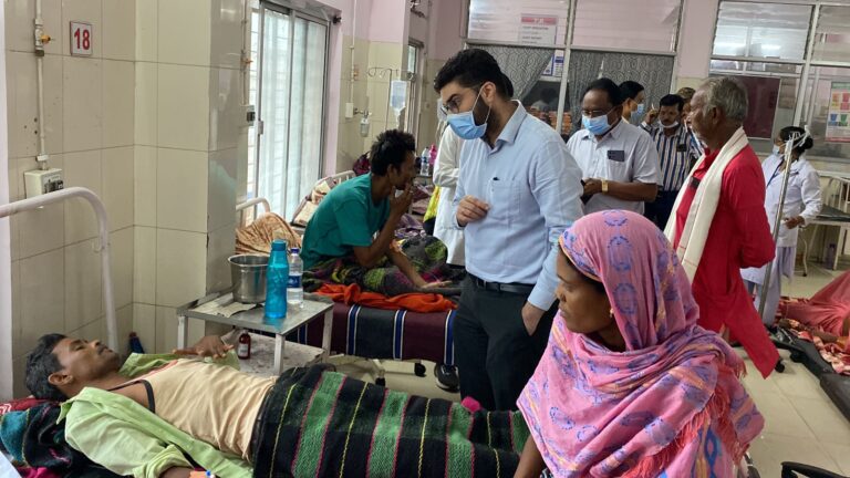 उपचार की व्यवस्था देखने जिला चिकित्सालय पहुँचे प्रभारी कलेक्टर