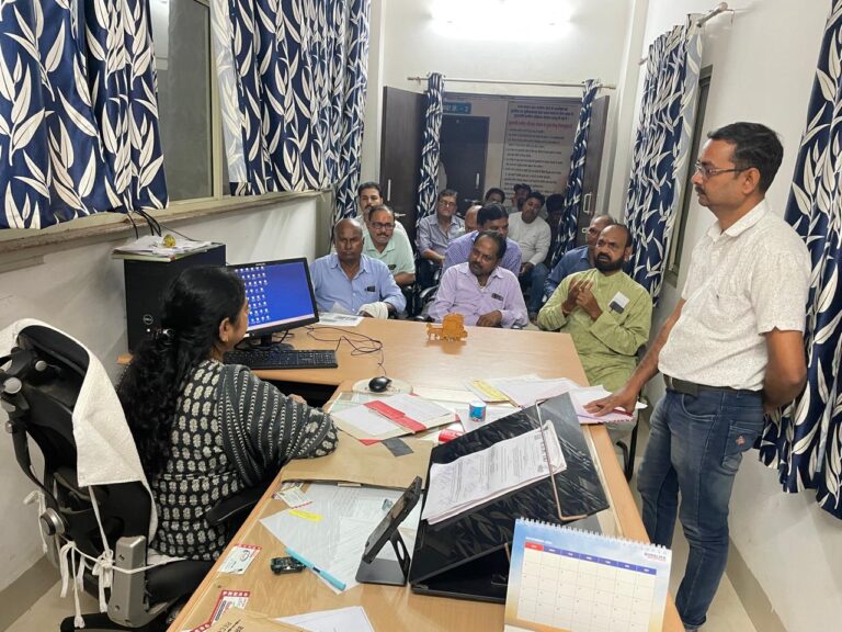 परिवहन कार्यालय मण्डला में बस स्वामियों की ली गई बैठक