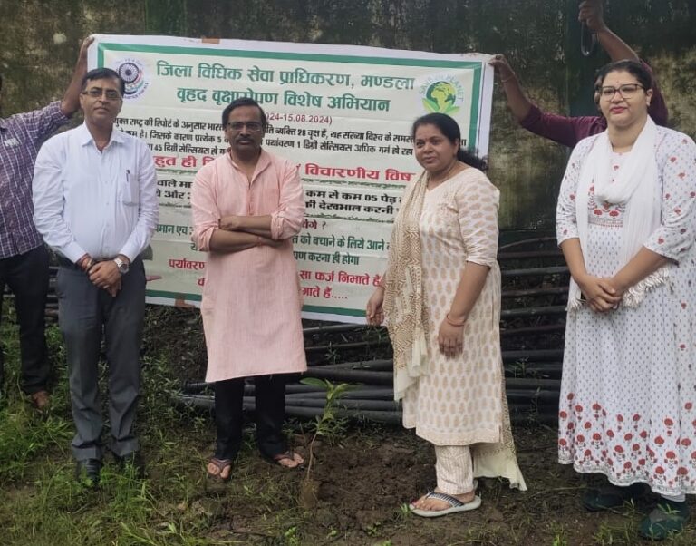 पर्यावरण की रक्षा के लिए वृक्षारोपण किया गया