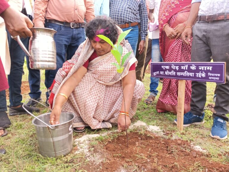 एक पेड़ मां के नाम वृक्षारोपण कर सभी नागरिक इस अभियान में सहभागी बनें – मंत्री संपतिया उइके