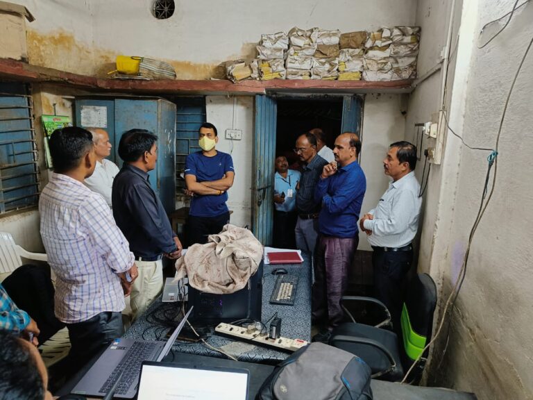 कलेक्टर ने किया तहसील कार्यालय का निरीक्षण