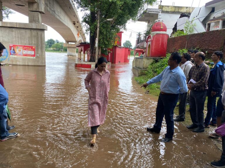 कलेक्टर ने किया नर्मदा घाटों तथा निचली बस्तियों का निरीक्षण