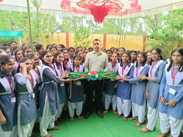 कलेक्टर ने छात्रावास की बालिकाओं से बंधवाई राखियाँ