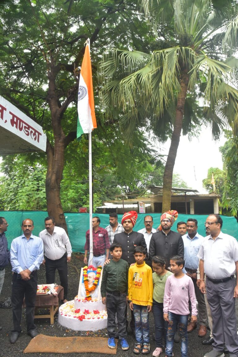 कलेक्टर सोमेश मिश्रा ने जिला सहकारी केन्द्रीय बैंक में ध्वजारोहण किया