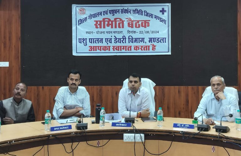 कोई भी पशु मालिक अपने पशुओं को खुले में या आवारा न छोड़ें – कलेक्टर सोमेश मिश्रा