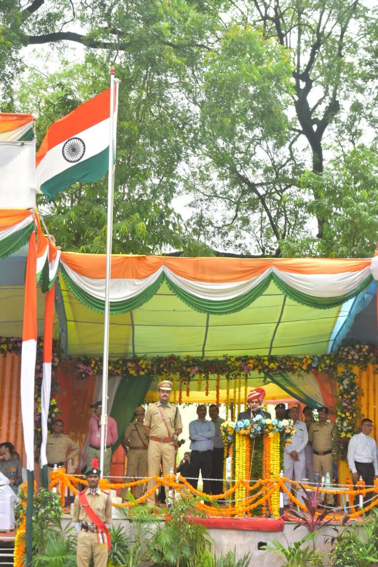 कलेक्टर सोमेश मिश्रा ने स्वतंत्रता दिवस के अवसर पर ध्वजारोहण कर मुख्यमंत्री जी के संदेश का वाचन किया