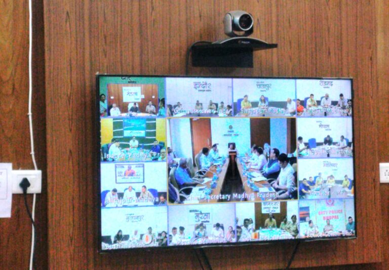 अस्पतालों में आने वाले अटेंडरों को पहचान पत्र जारी करें – मुख्य सचिव श्रीमती राणा