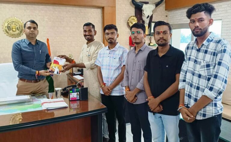 विद्यार्थी परिषद के युवाओं ने कलेक्टर सोमेश मिश्रा से सौजन्य भेंट की