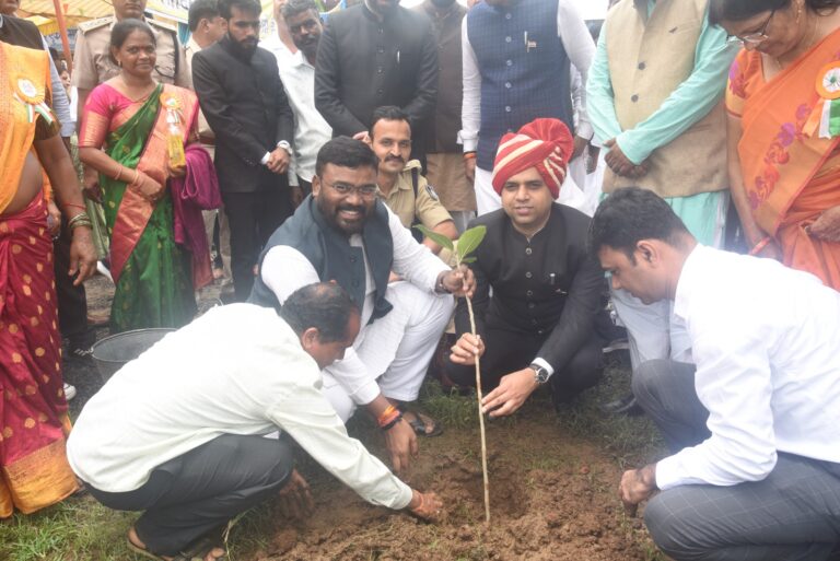 शास.माध्य. शाला पीपरपानी में स्वतंत्रता दिवस के अवसर पर विशेष भोज का आयोजन हुआ