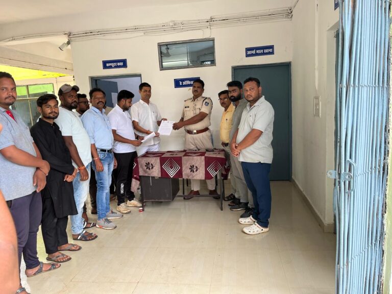 ब्लॉक कांग्रेस कमेटी मवई ने केंद्रीय रेल राज्य मंत्री नवनीत सिंह बिट्टू एवं उ प्र के राज्यमंत्री रघुराज सिंह के विरुद्ध मवई थाने पहुंचकर करायी एफआईआर दर्ज