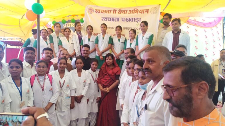 मंत्री श्रीमती संपतिया उइके ने जिला चिकित्सालय में निरोग व स्वस्थ रहने के लिए स्वच्छता का संदेश दिया