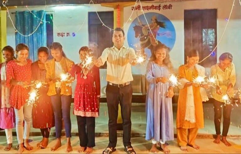 कलेक्टर सोमेश मिश्रा ने छात्रावास की छात्राओं के साथ दीपावली मनाई