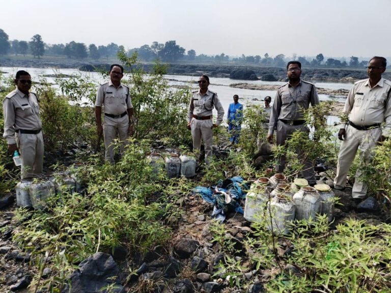 आबकारी विभाग के द्वारा 2 लाख 12 हजार 750 रुपए की मदिरा जब्त की गई