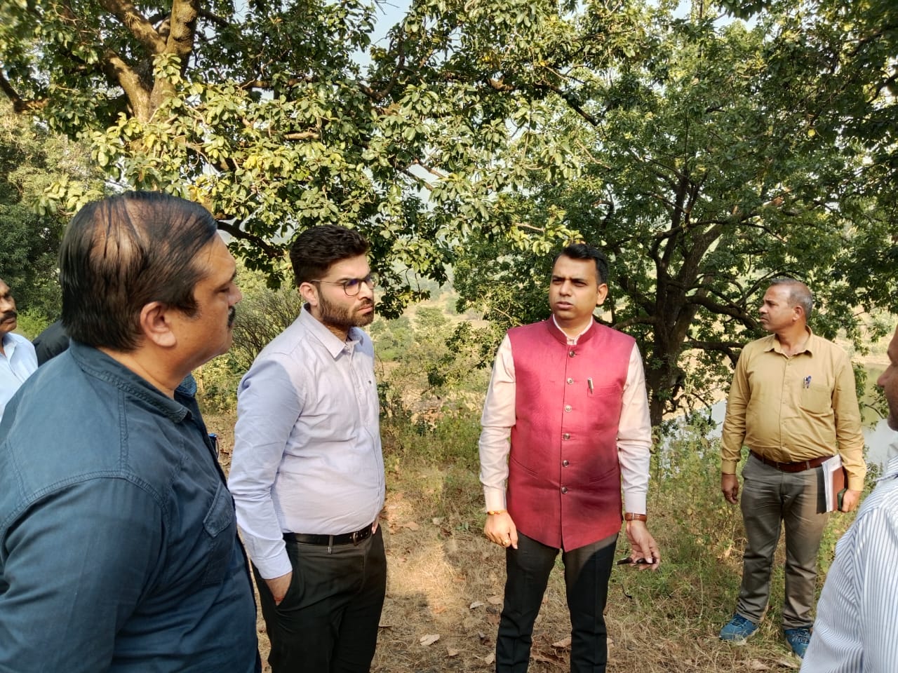 कलेक्टर सोमेश मिश्रा ने पिपरिया में 42 लाख 53 हजार की लागत से बने अमृत सरोवर का निरीक्षण किया