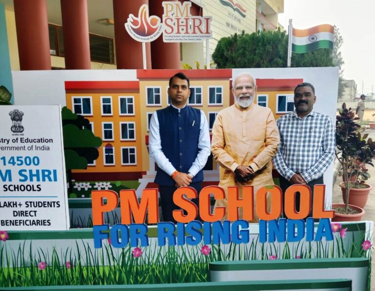  कमिश्नर जबलपुर अभय वर्मा ने पीएम श्री केंद्रीय विद्यालय मंडला में सेल्फी ली