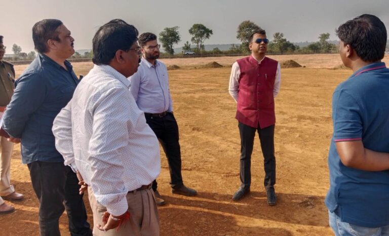 कलेक्टर सोमेश मिश्रा ने रिपटा निवास में हेलीपैड का निरीक्षण किया