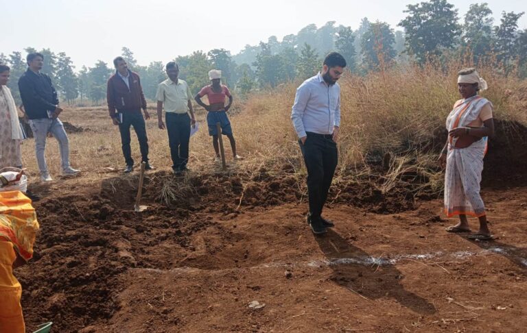 प्रभारी कलेक्टर ने किया सहजर में खेत-तालाब के कार्यों का अवलोकन