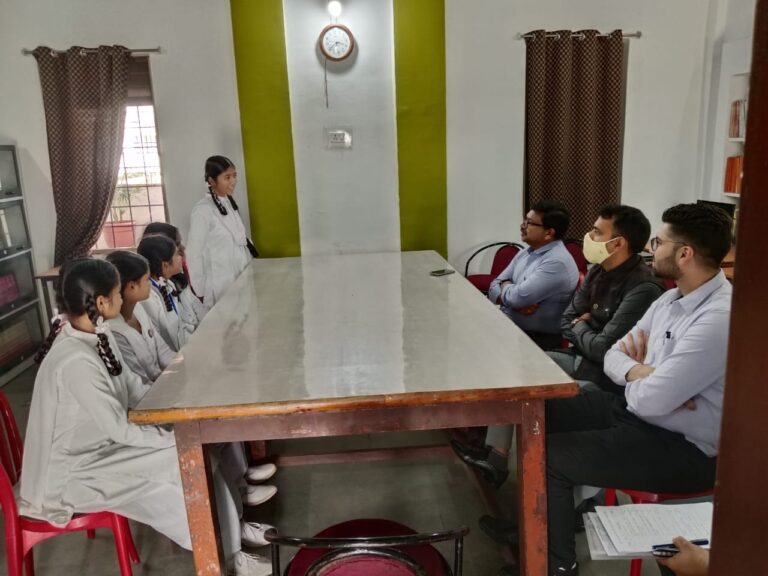 प्रमुख सचिव जान किंग्सली ने अनुसूचित जाति कन्या छात्रावास मंडला का निरीक्षण किया