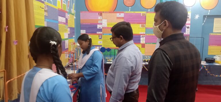 प्रमुख सचिव जान किंग्सली ने एसटीईएम प्रयोगशाला का निरीक्षण किया