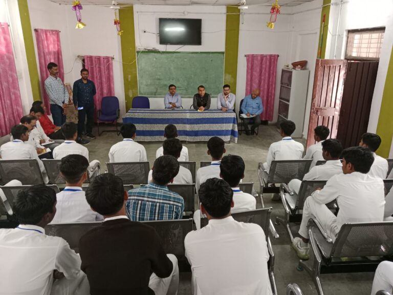 प्रमुख सचिव जान किंग्सली ने नवरत्न आदिवासी सीनियर बालक छात्रावास का निरीक्षण किया