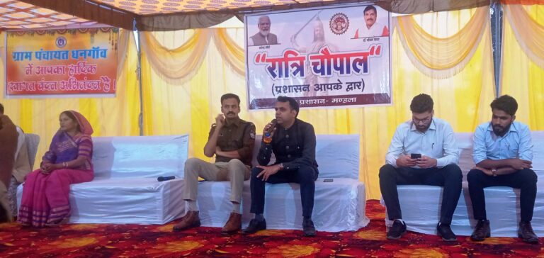 प्रशासन आपके द्वार कार्यक्रम के तहत रात्रि चौपाल में शासन की योजनाओं और उपलब्धियों की जानकारी मिलेगी – कलेक्टर सोमेश मिश्रा