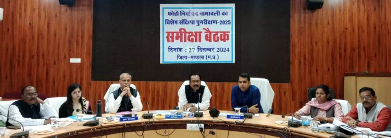 मतदान केन्द्रों में मतदाताओं की त्रुटि रहित मतदाता सूची तैयार करें – कमिश्नर अभय वर्मा