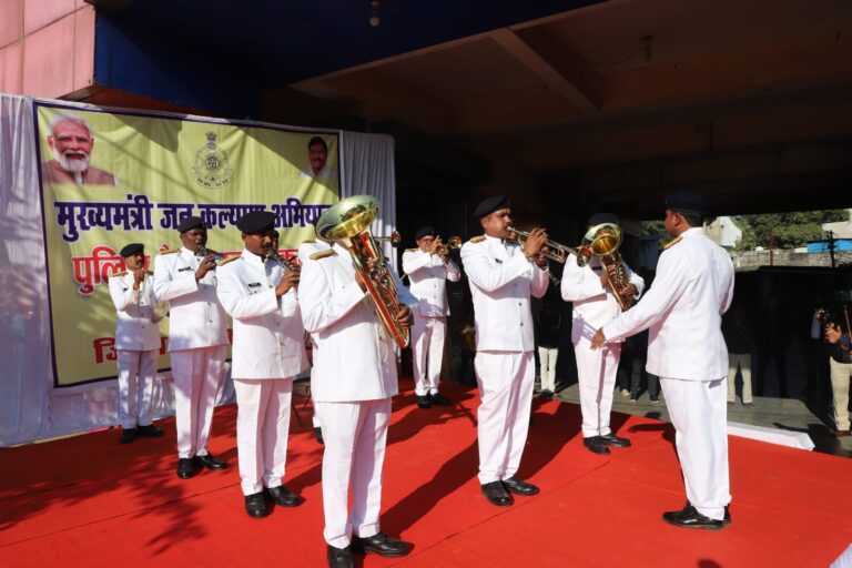विजय दिवस पर रेडक्रॉस में पुलिस के बैंड दल द्वारा दी गई गीतों की प्रस्तुति